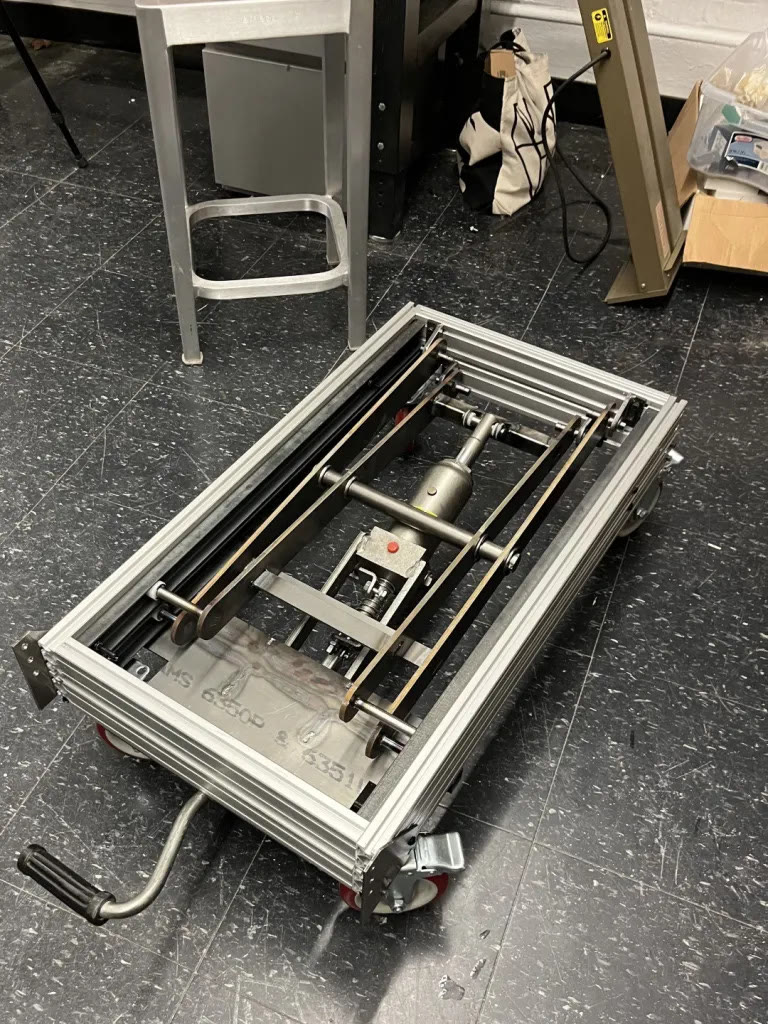 Hydraulic piston integrated into chassis